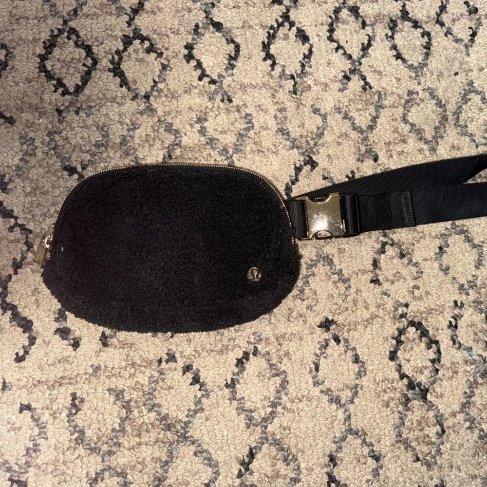 lululemon athletica Black 1L Fleece Belt Bag